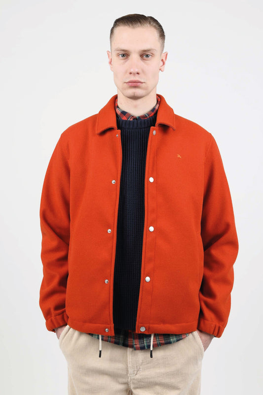 chaqueta coach de fieltro vegano en color naranja oxido con bolsillos en interior y exterior, botones de cierre y cordones de algodón