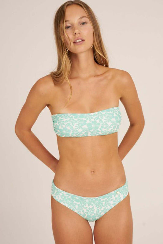 modelo con bikini de tiro bajo en pique turquesa y crudo con decoracion floreal