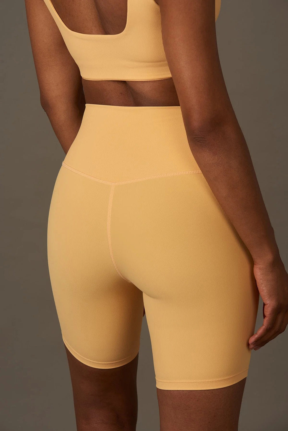 vista de atrás leggins cortos bikers color naranja salmón gold tejido resistente duradero cubriente