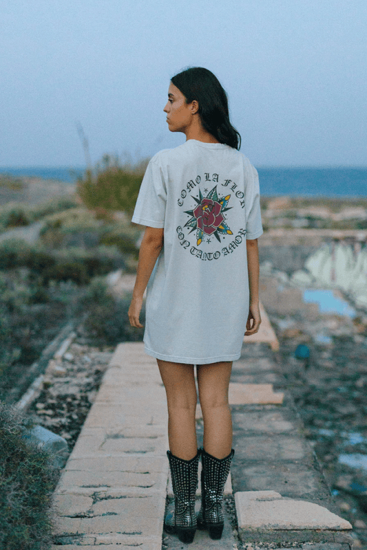 camiseta oversize idea argentina canaria con flor en la espalda