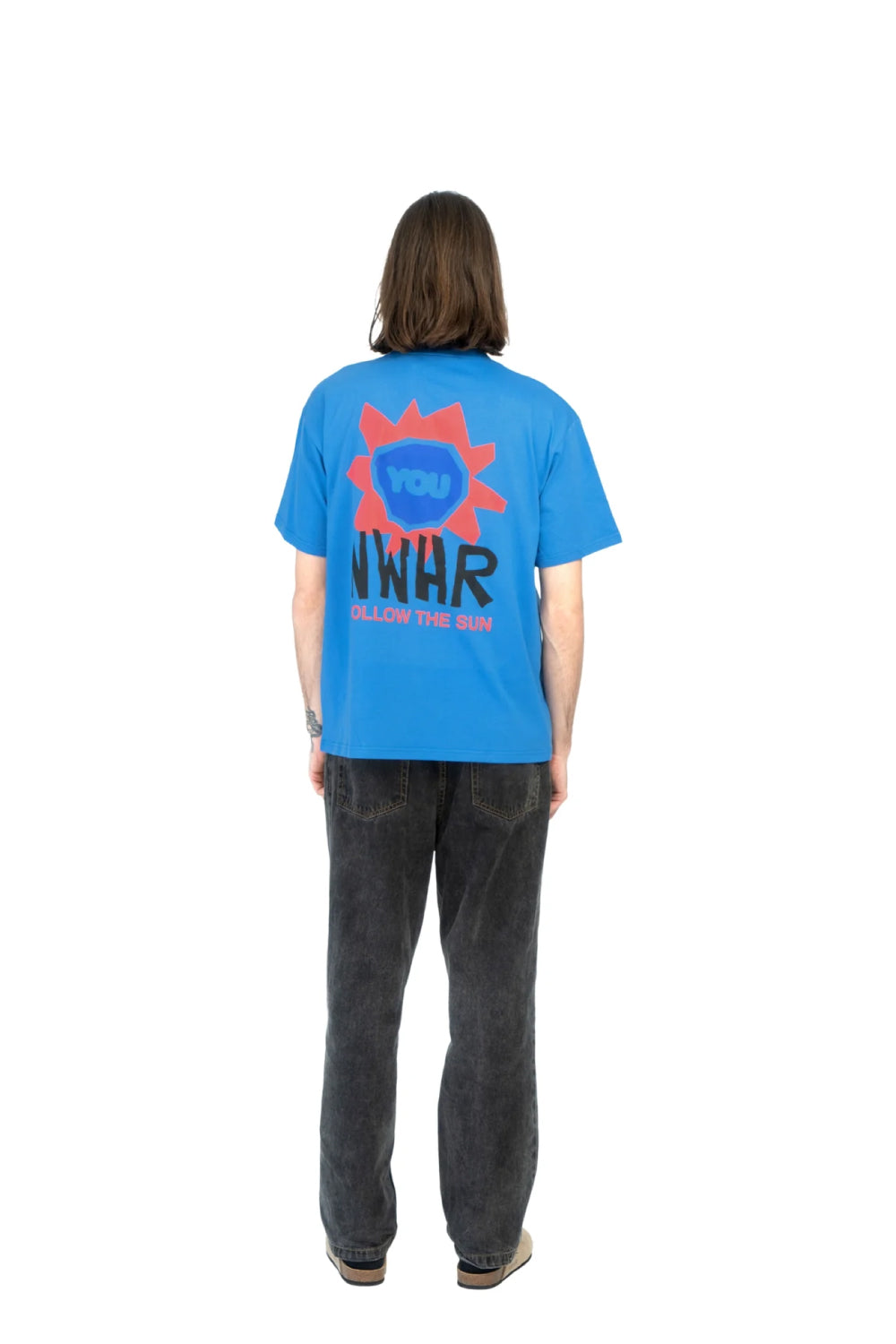 camiseta de algodon con corte oversize en color azul y con dibujo en toda la espalda