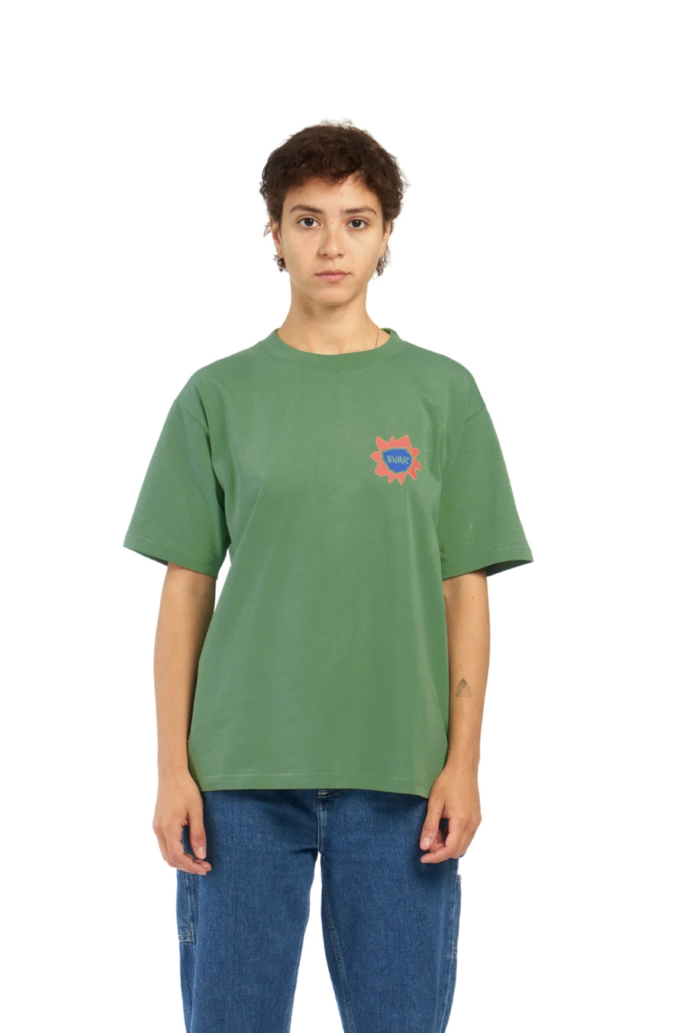 camiseta de corte ancho en color verde con pequeño dibujo en el pecho