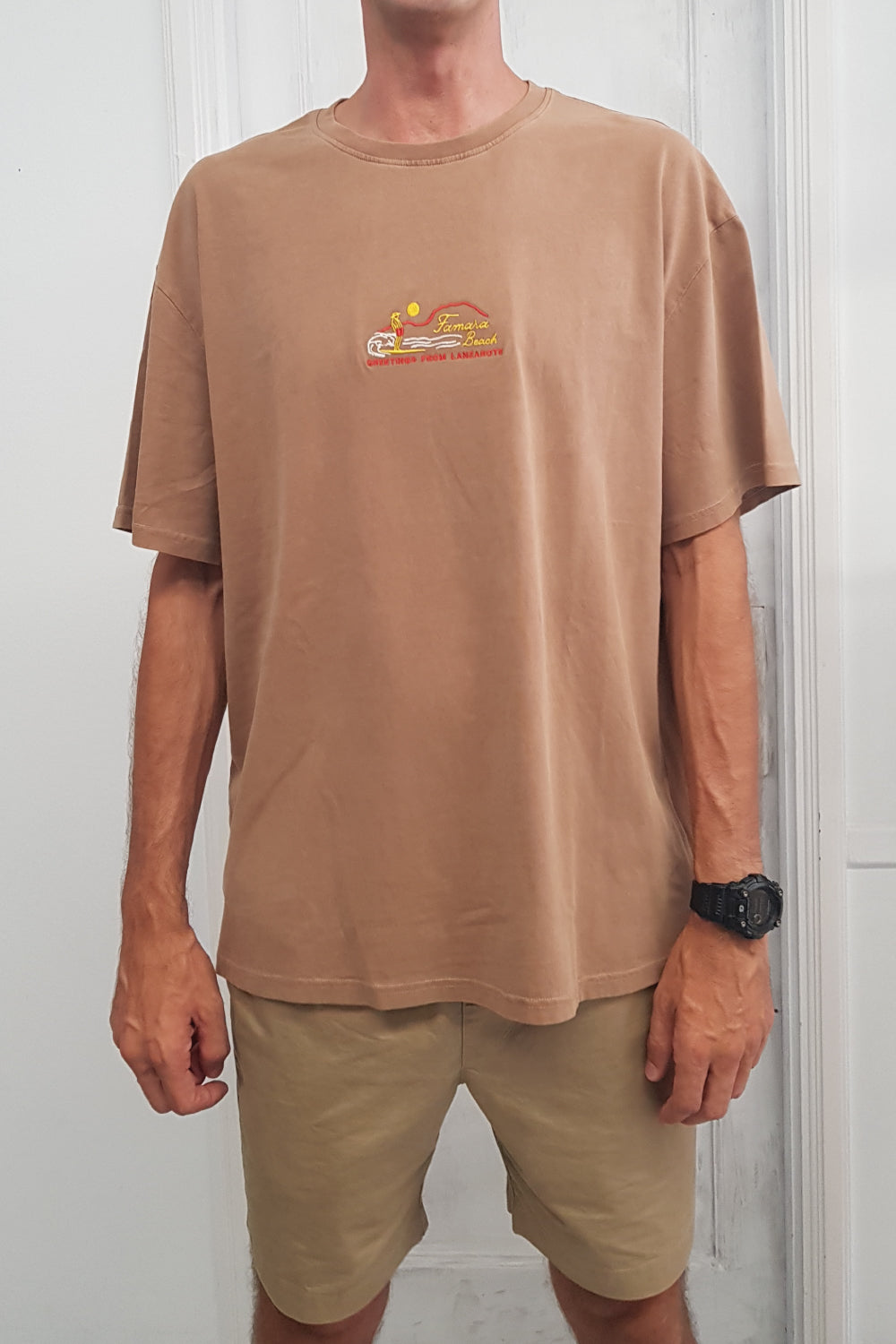 Camiseta famara beach en algodón orgánico color barro con detalle bordado en el pecho