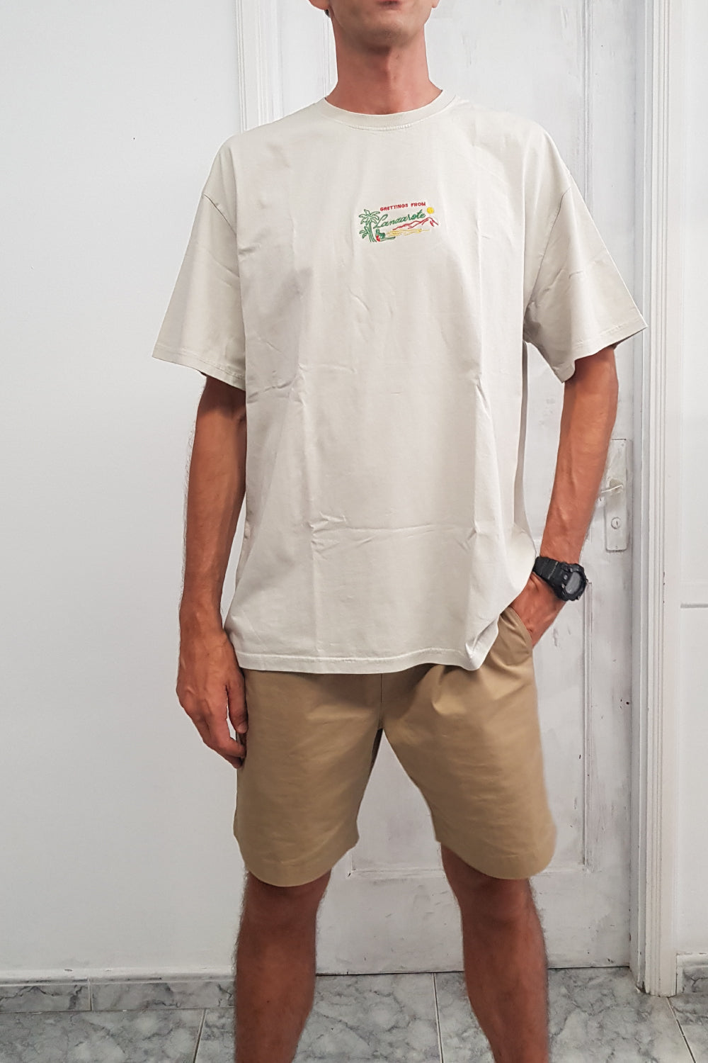 camiseta en algodón orgánico color gris con detalle bordado en el pecho