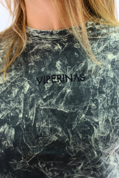 camiseta negro lavado con logo bordado en el pecho