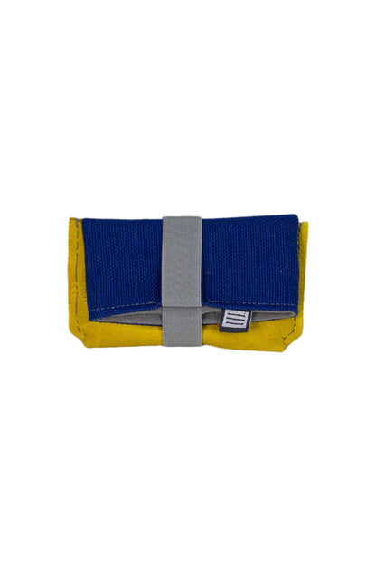 cartera artesanal material reciclado azul marino amarillo ierre elastico