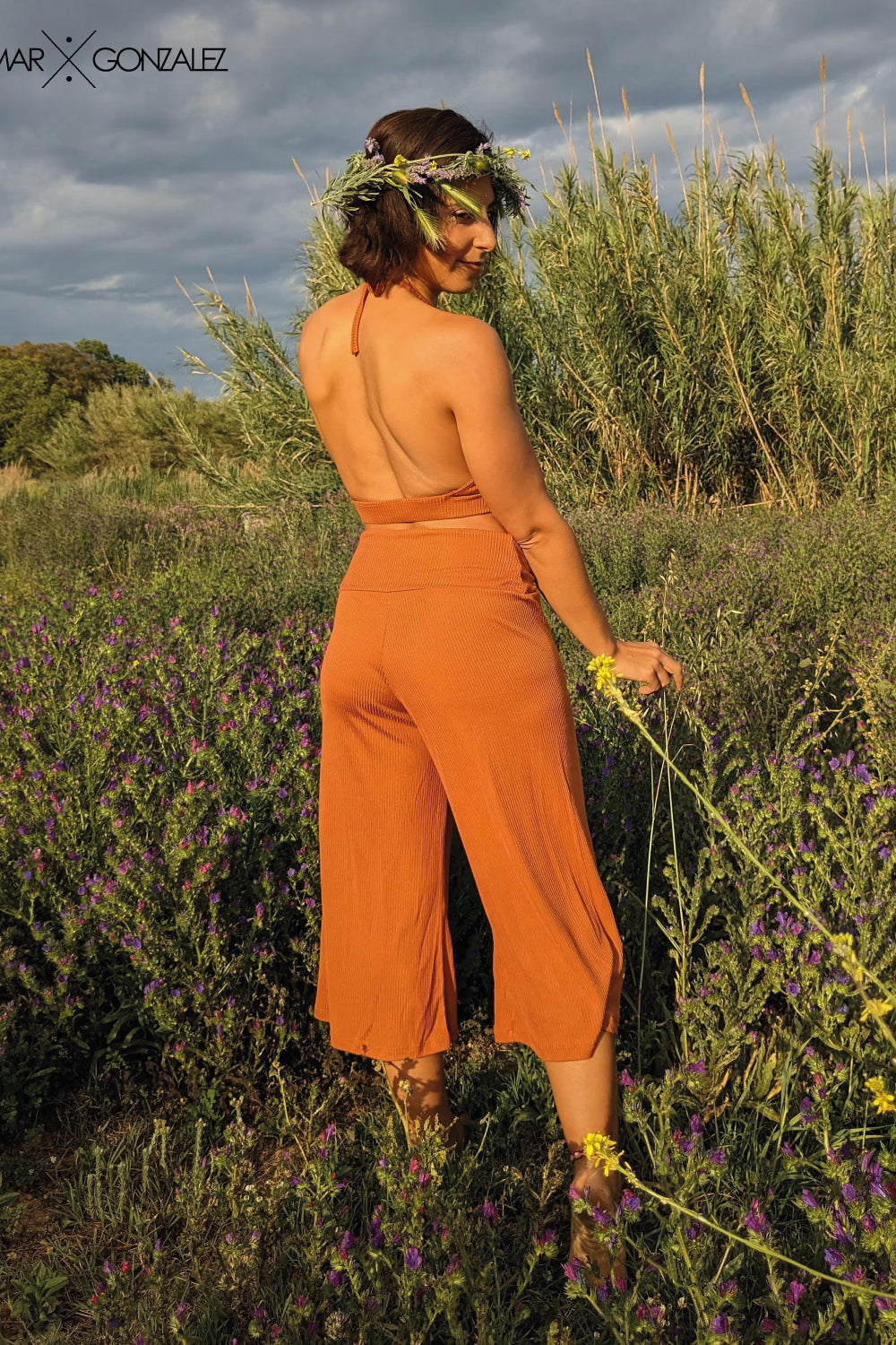 pantalones cómodo, elegante y práctico en color naranja en material reciclado