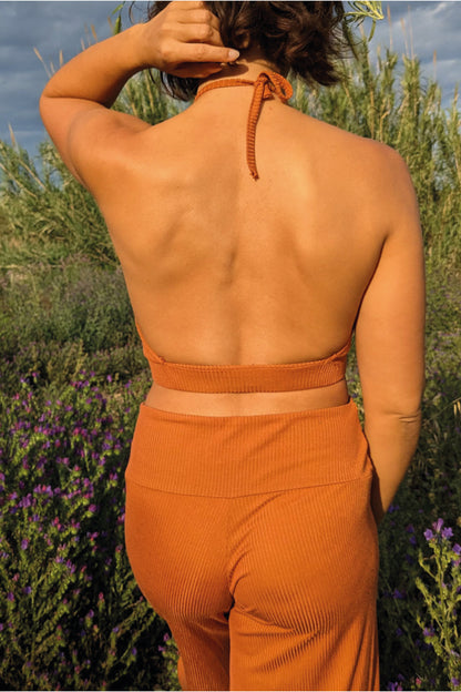 top cómodo, elegante y práctico en color naranja con escote amplio en la espalda