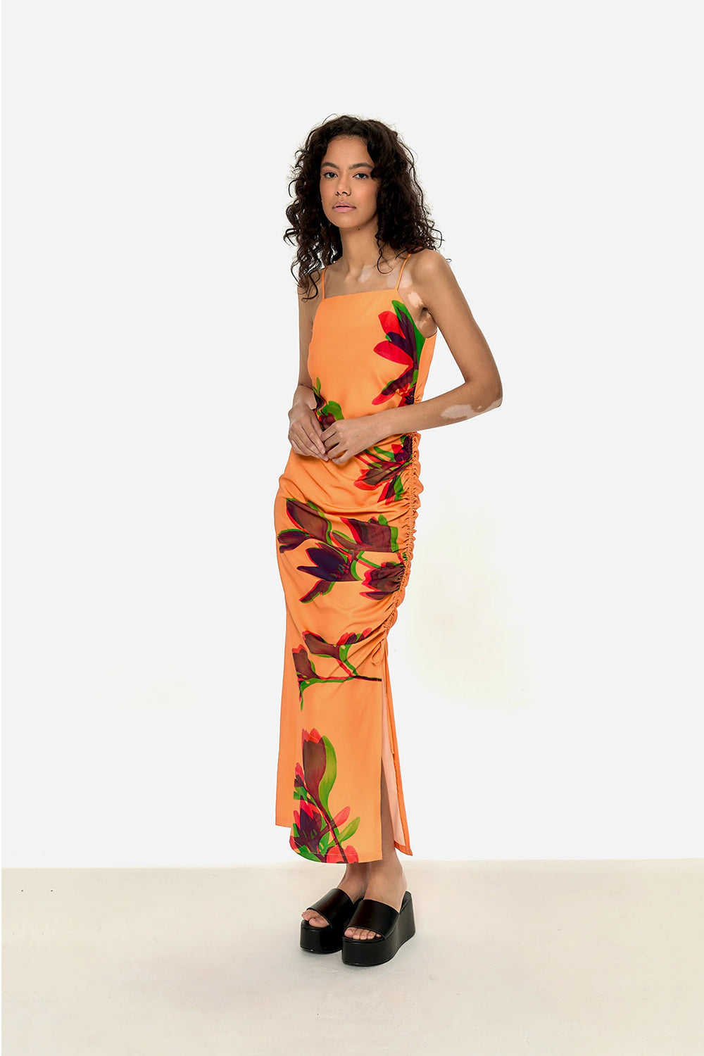vestido naranja con fantasia floreal tiras cruzadas en la espalda