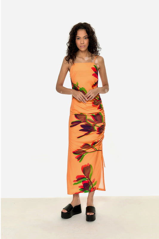vestido con fantasia floreal y color naranja sin manga