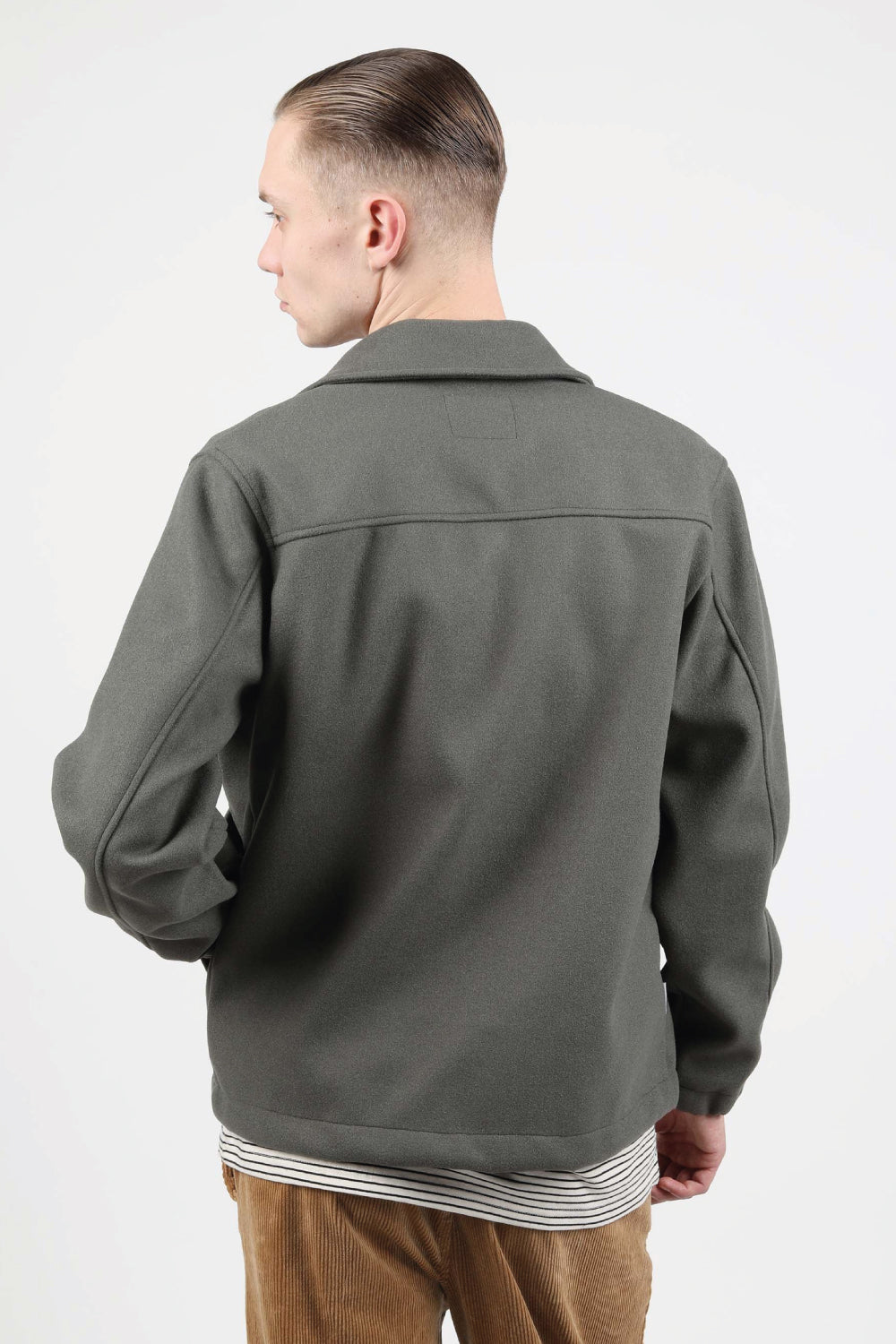 chaqueta de corte regular con cierre de botones, bolsillo interior y dos exteriores en color verde salvia