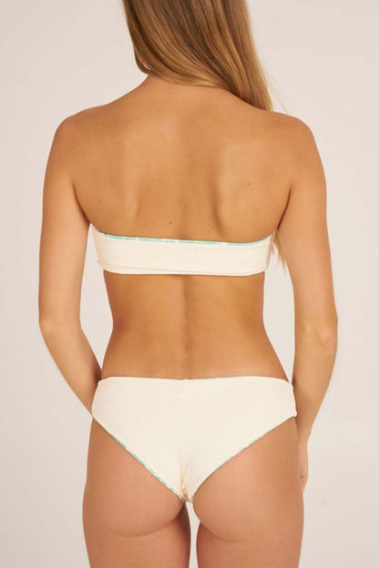 modelo de espalda con bikini reversible de color crudo