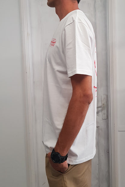 vista lateral de la camiseta hecha a mano por el artesano de Lanzarote en algodón orgánico blanco con serigrafia en color rojo