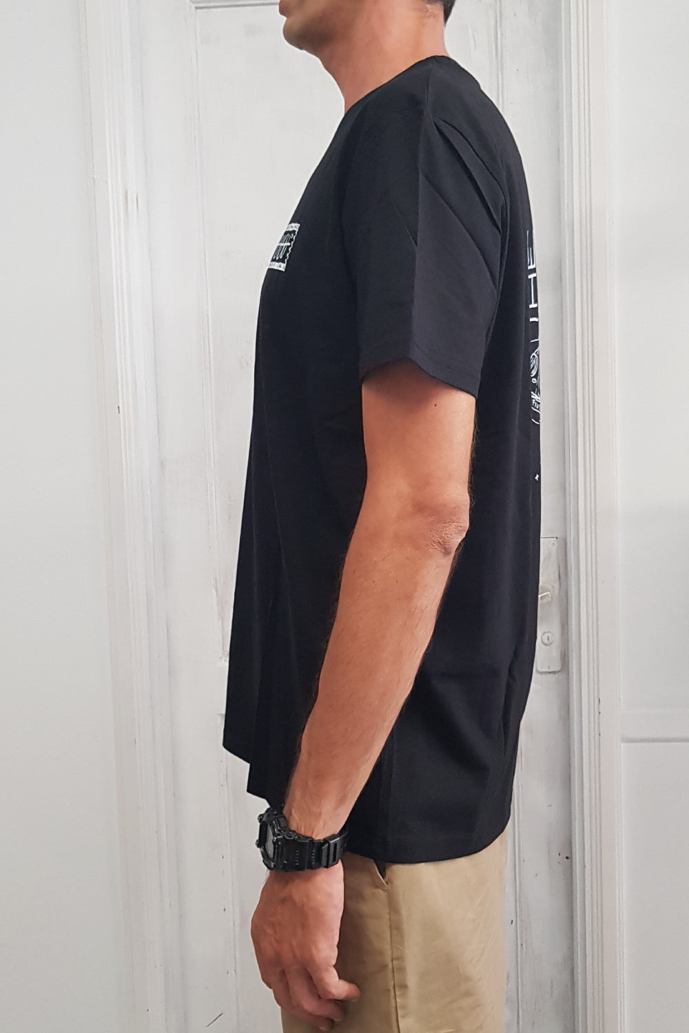 vista lateral camiseta artesana algodón orgánico color negro serigrafiado a mano 