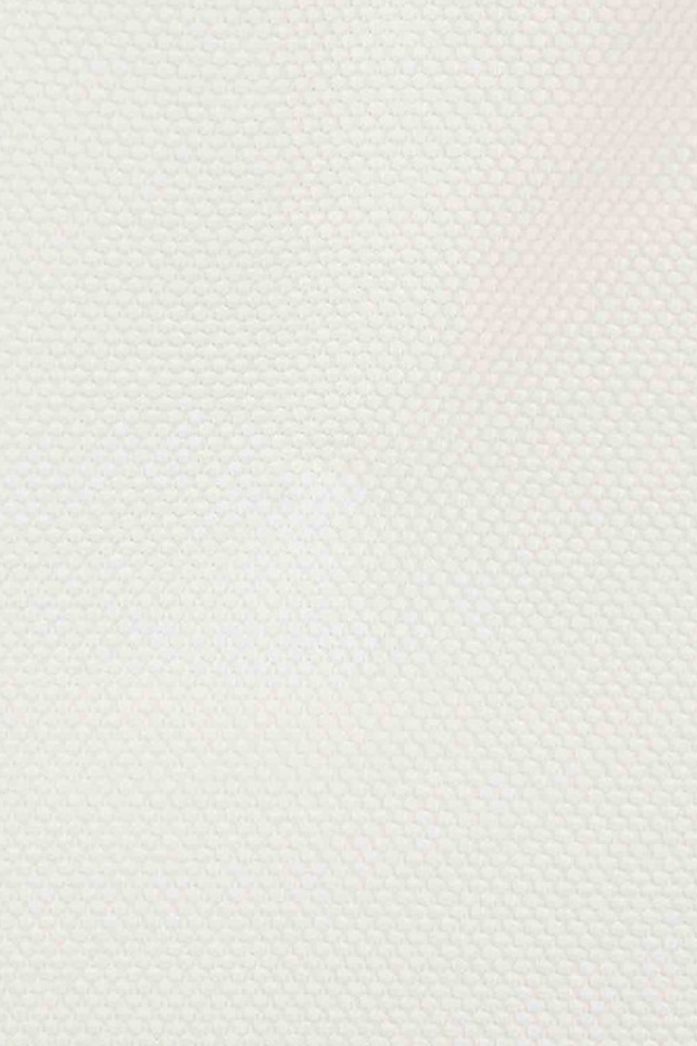 detalle del tejido en piqué en color blanco crudo con detalles de volante 