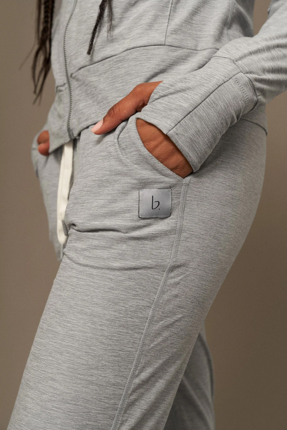 jogger comodo elegante en color gris con bolsillos laterales y detalle