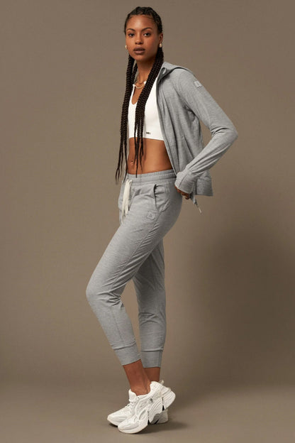 pantalón jogger en color gris metalizado con cordones ed ajuste, bolsillos laterales y elasticos a los tobillos