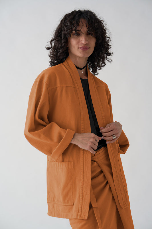 kimono en naranja de algodón orgánico con cierre con cinta y bolsillos grande delante