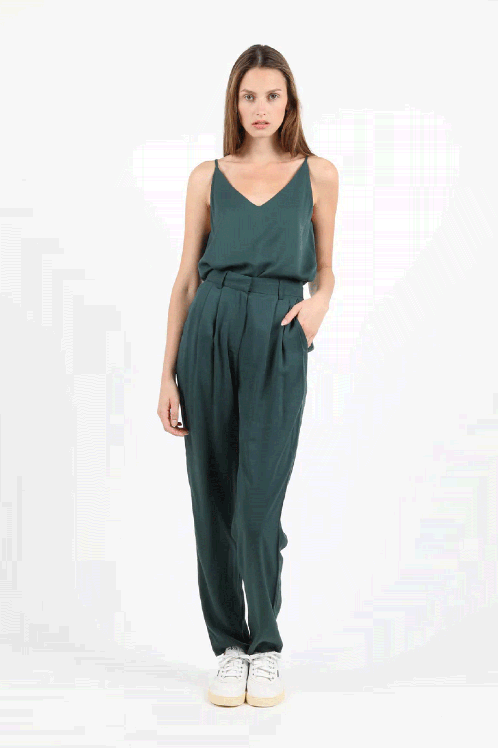 modelo con pantalon verde vegano de tiro alto plisados