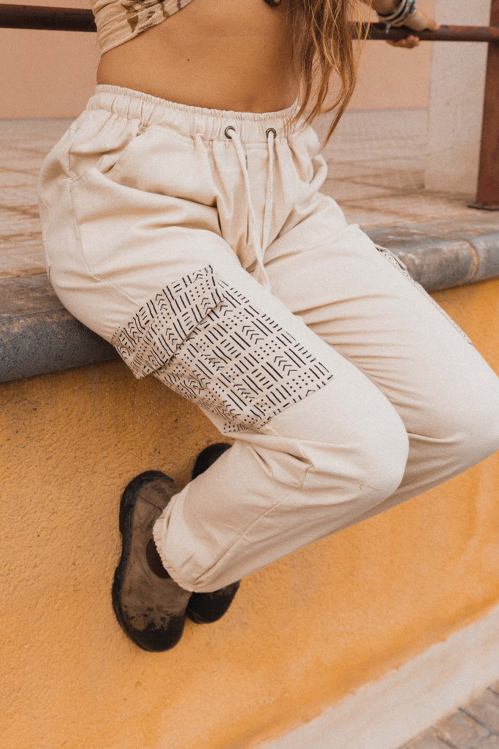 pantalón en algodón con dibujo étnico y bolsillos laterales con fantasía étnica