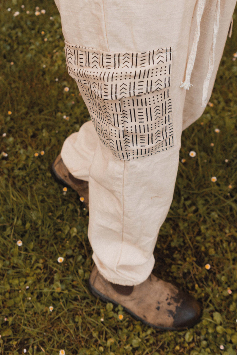 pantalón en algodón con dibujo étnico y bolsillos laterales con fantasía étnica y elástico al tobillo