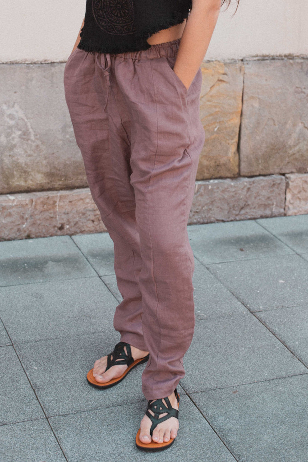 pantalón ligeramente bombacho, con bolsillos laterales y goma elástica en la cintura acompañado de un cordón para ajustarlo