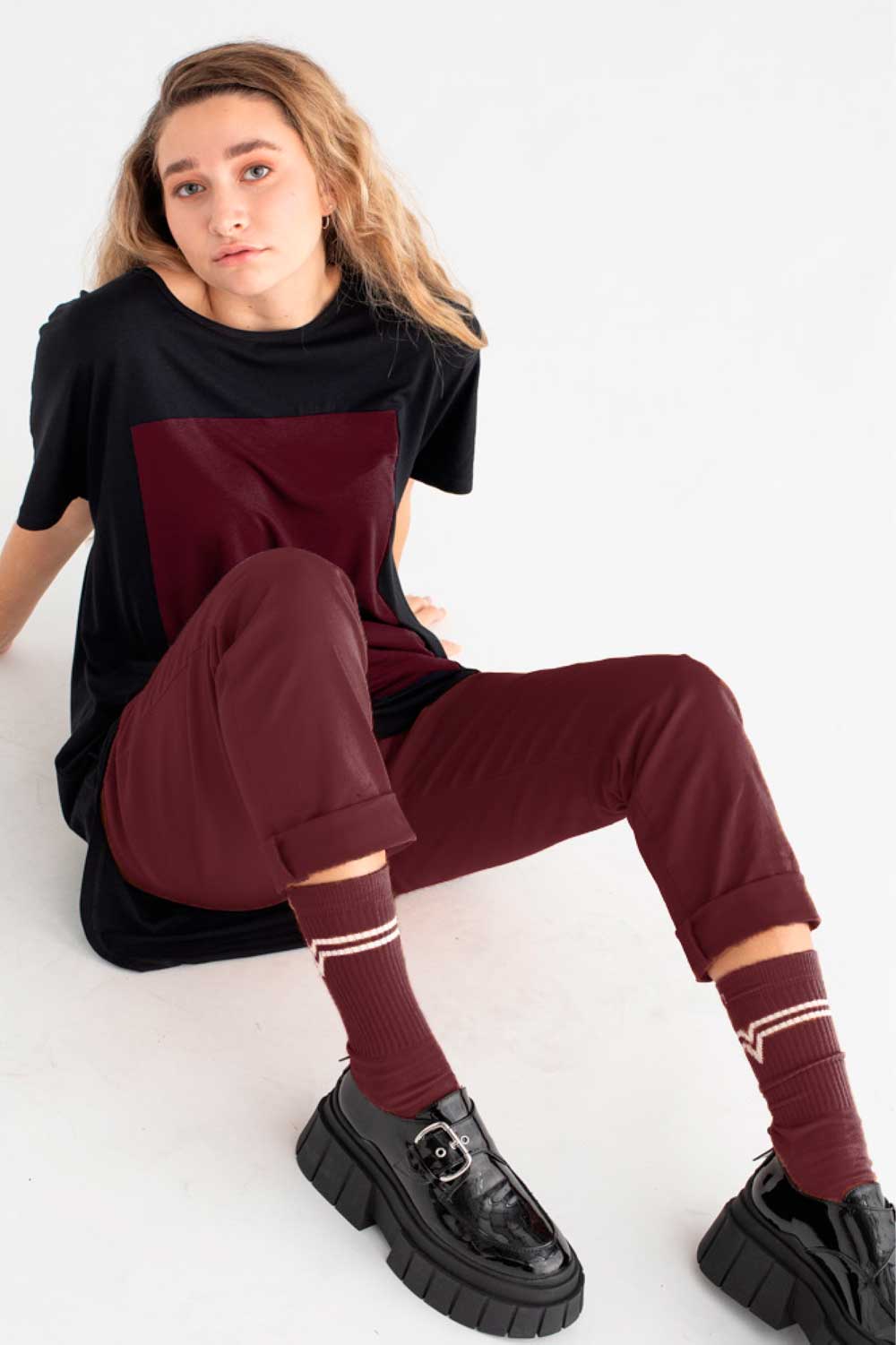 pantalón unisex hecho en españa con pierna recta y corte regular en color berenjena