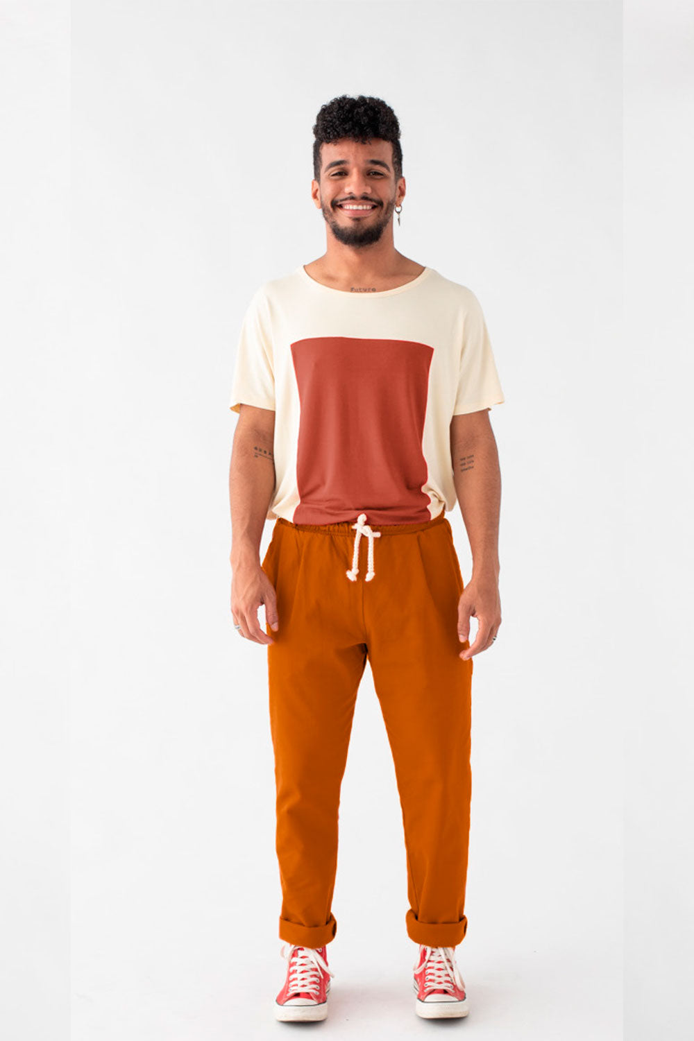 pantalón worker con pierna recta y corte regular en color naranja oxido