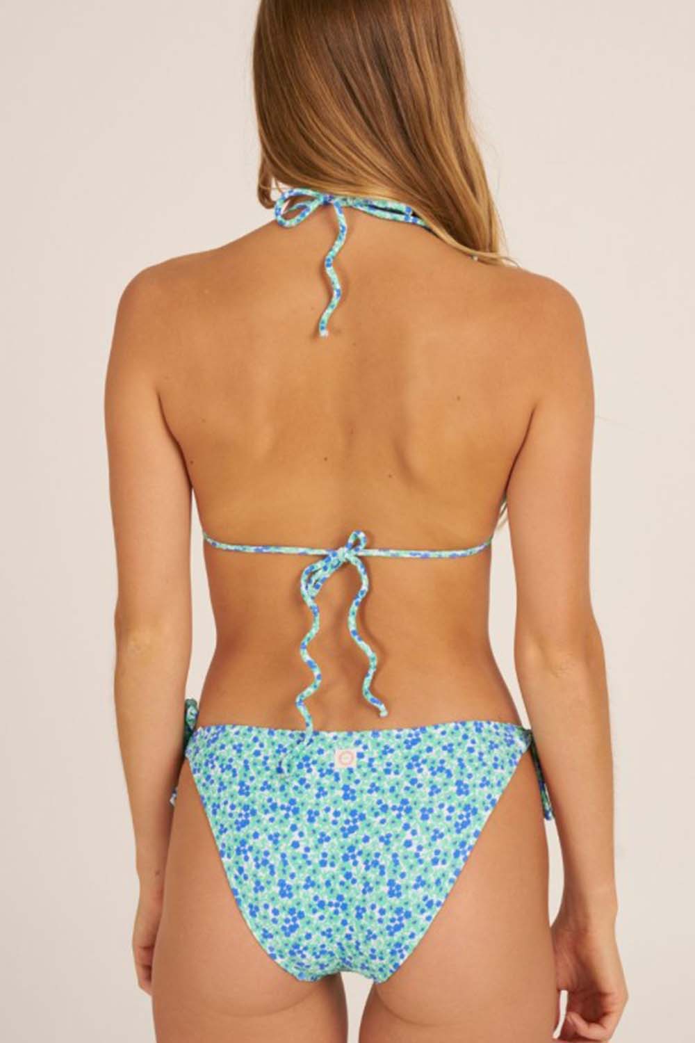 modelo de espalda con bikini con braguita de estilo clásico  y estampado azul electrico blaco y verde menta
