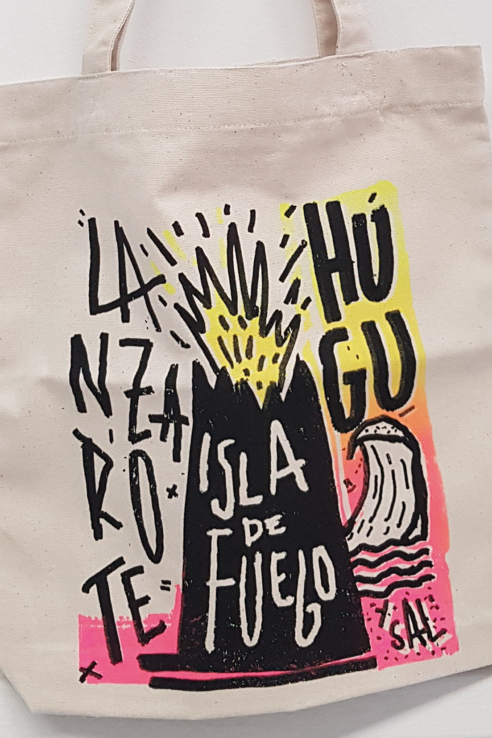 detalle del dibujo serigrafiado a mano en Lanzarote por el artista Hugu. Tote en algodón orgánico.