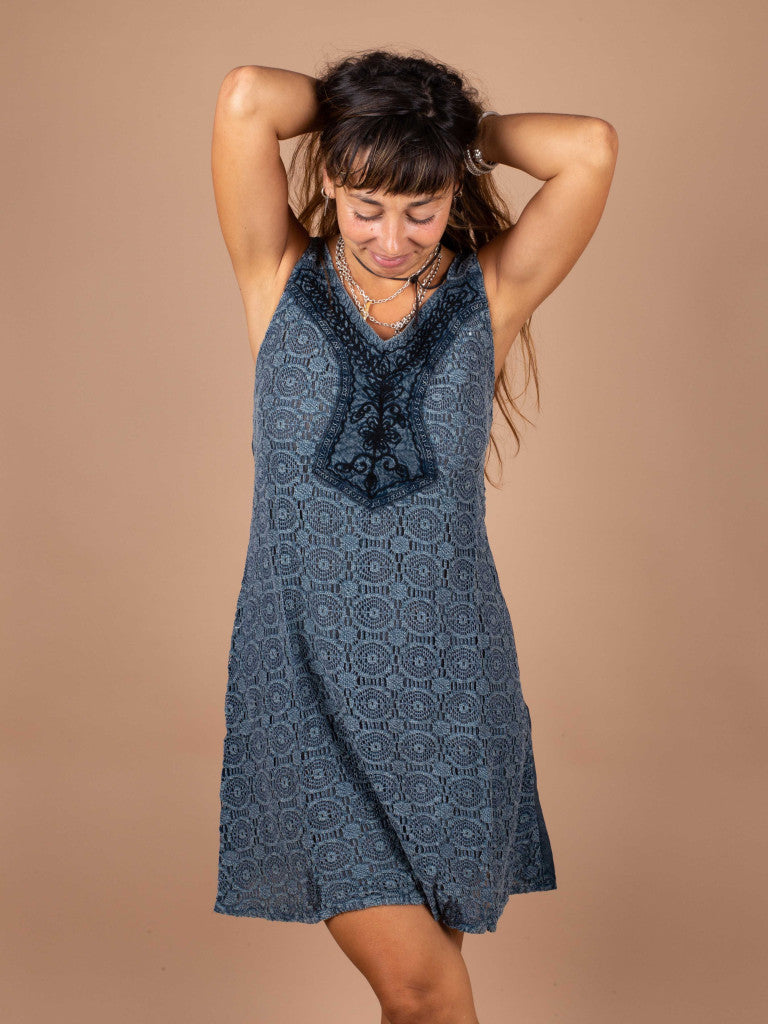 vestido azul con detalle bordado en el pecho