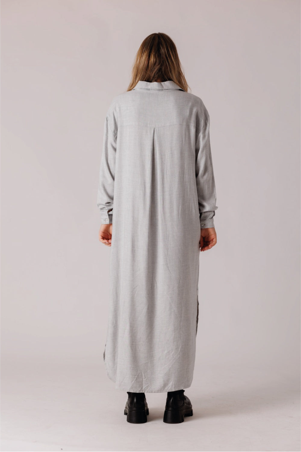 vestido camisero de tejido recuperado reciclado viscosa y lana en color gris