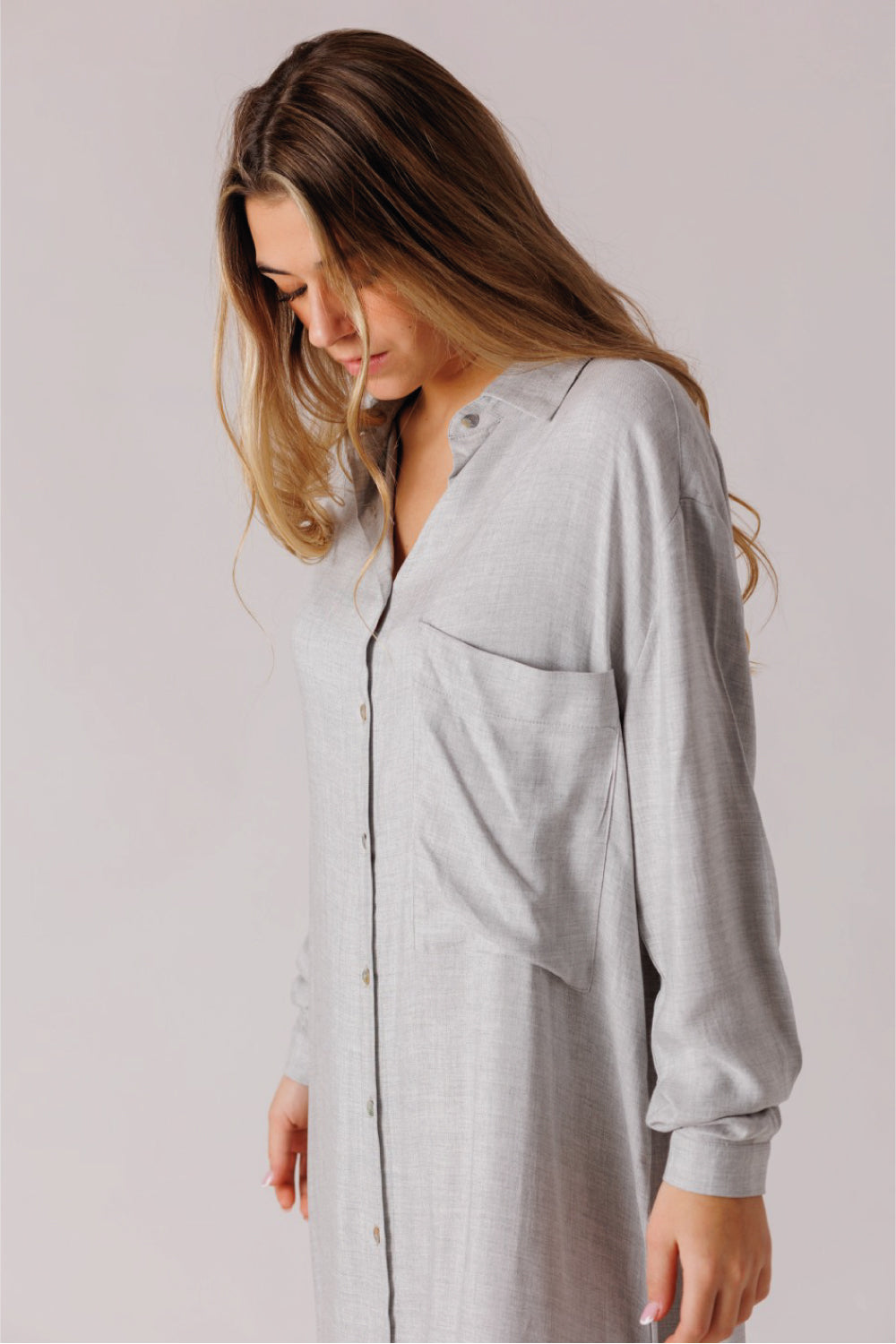 camisa vestido en viscosa y lana copn cierre de botones y bolsillos en la parte delantera