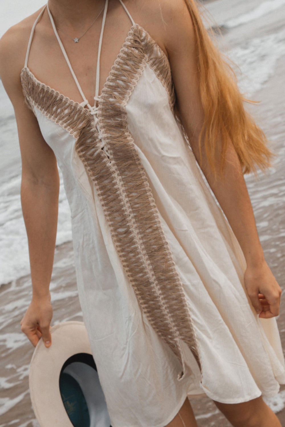 vestido con tirantes escote en el pecho en algodon con detalle delanteros en tejido de cañamo