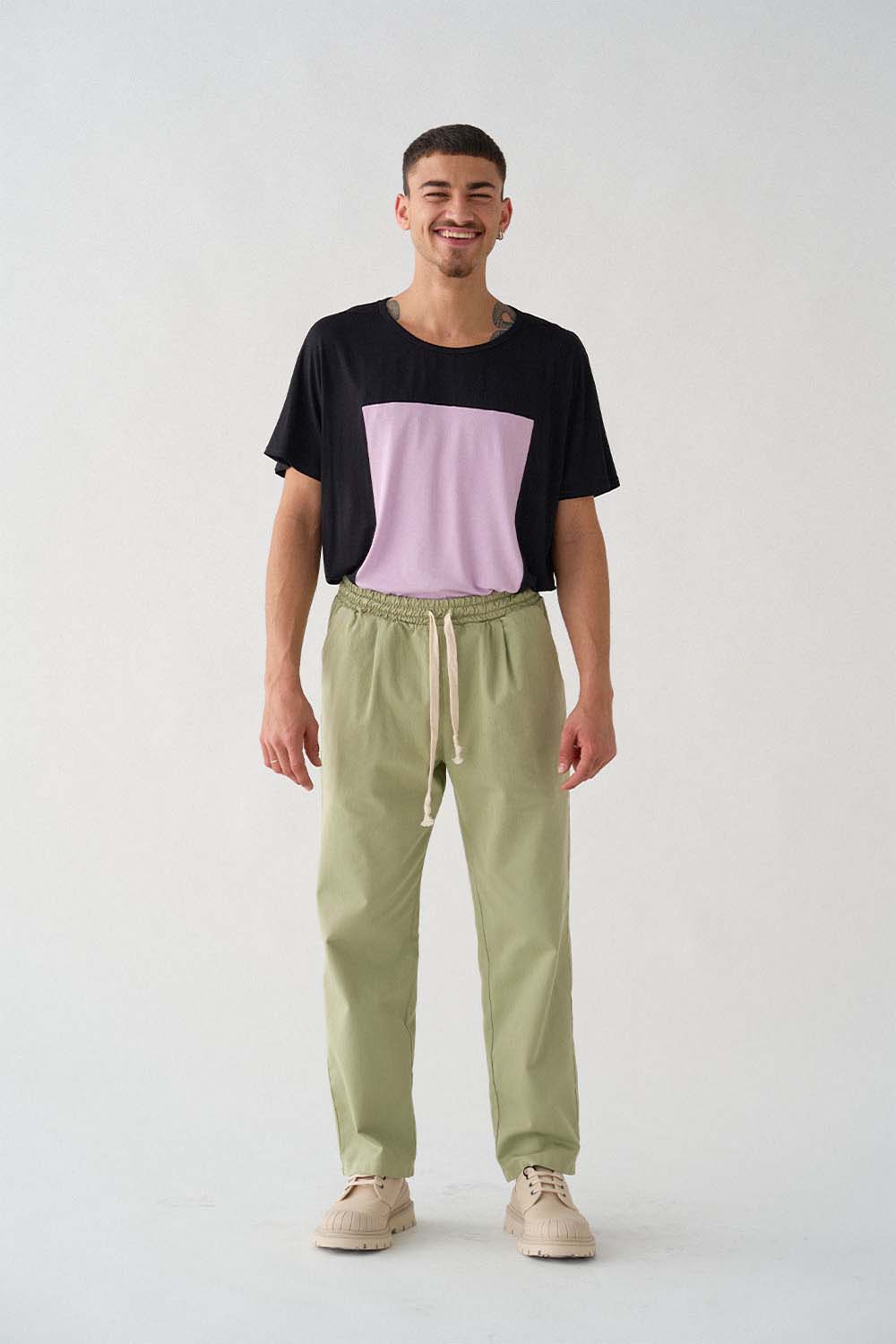 imagen del modelo con camiseta quadrilaterus negro y lila y pantalón worker verde