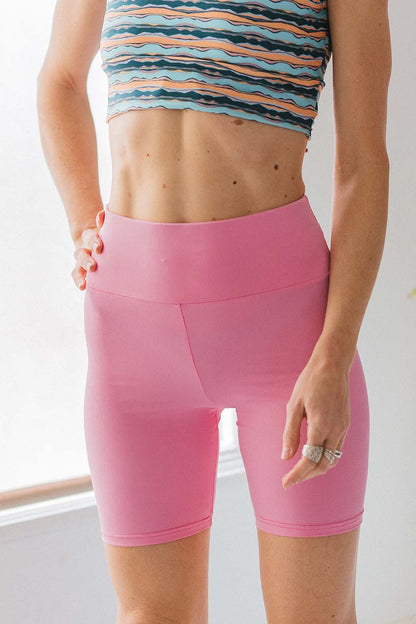 imagen de detalle de los shorts rosado y del top fancy