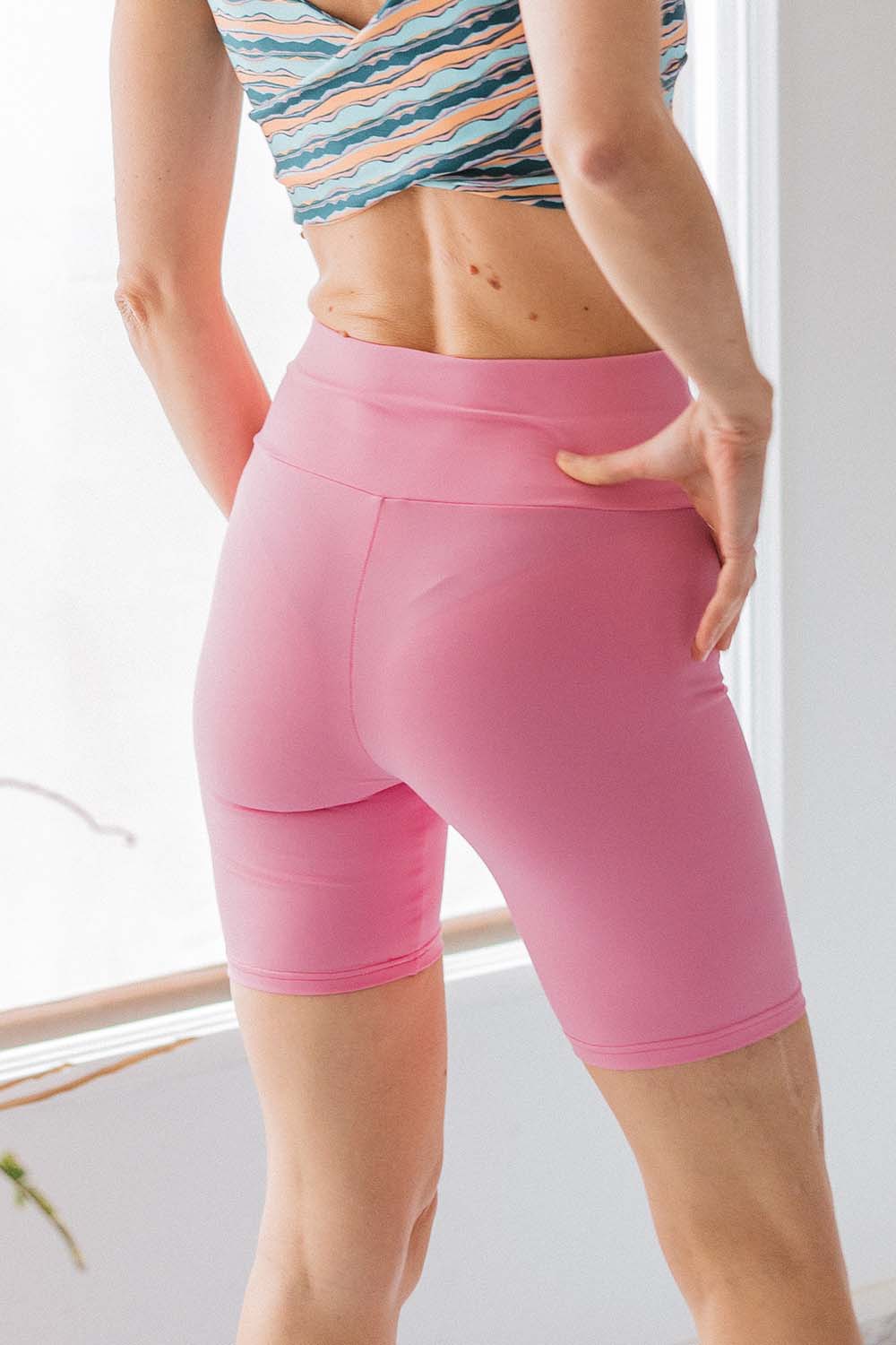 imagen de detalle lateral de los shorts rosado fancy
