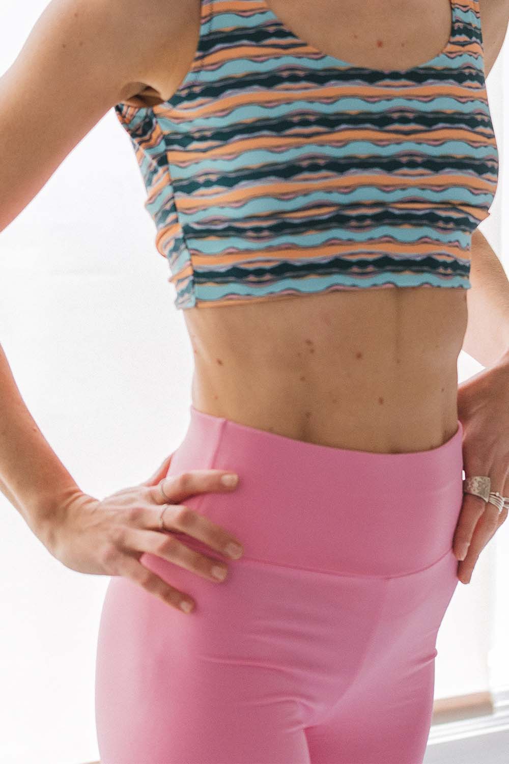 imagen de detalle de la modelo con shorts rosado y top energy