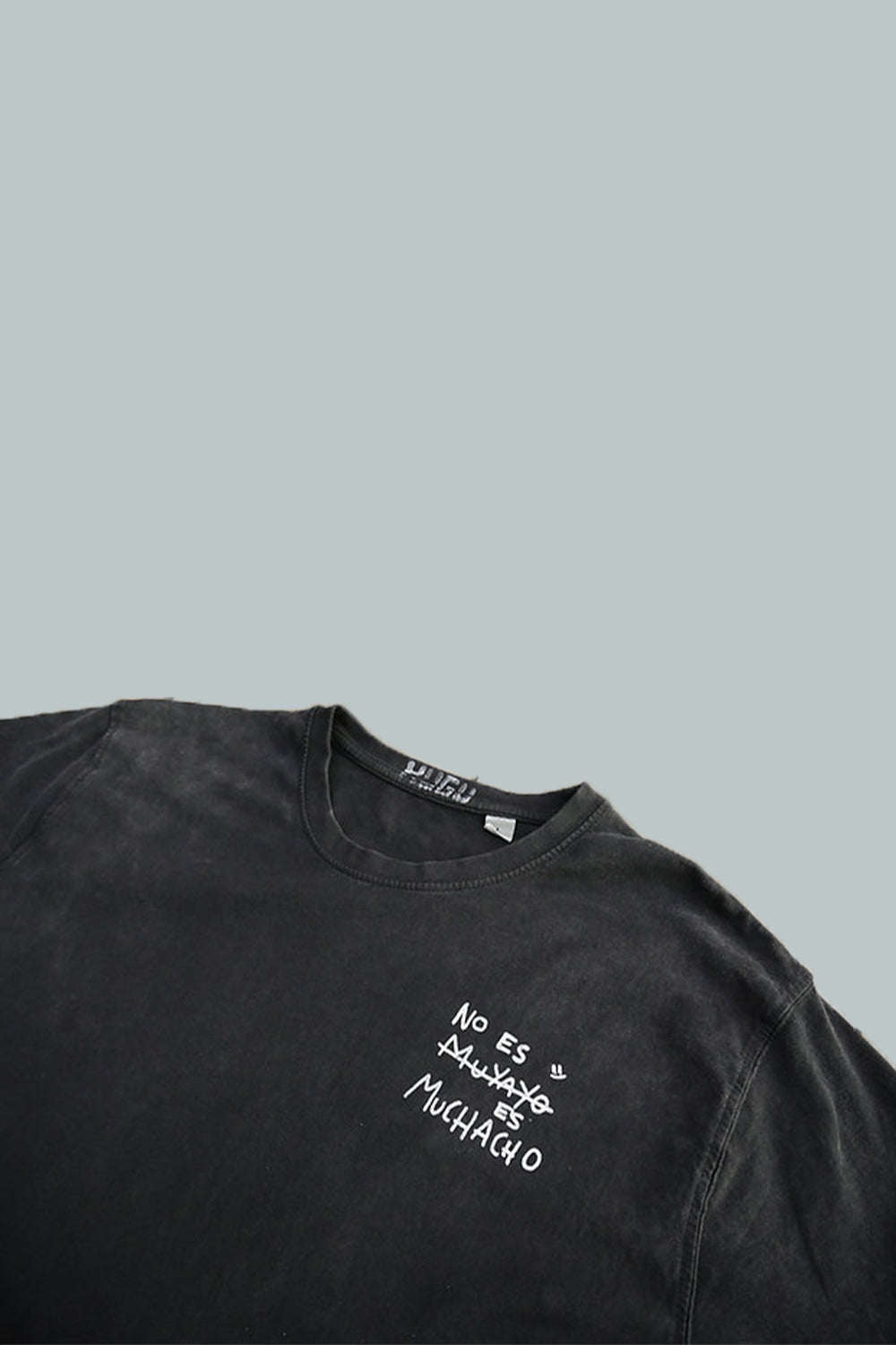 detalle del cuello de la camiseta muyayo en negro pizarra