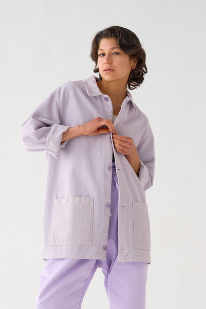 sobrecamisa unisex en color lila en algodón orgaíco con botones en tinta y bolsillos y cierre con botones y botones en el cierre doble de las mangas