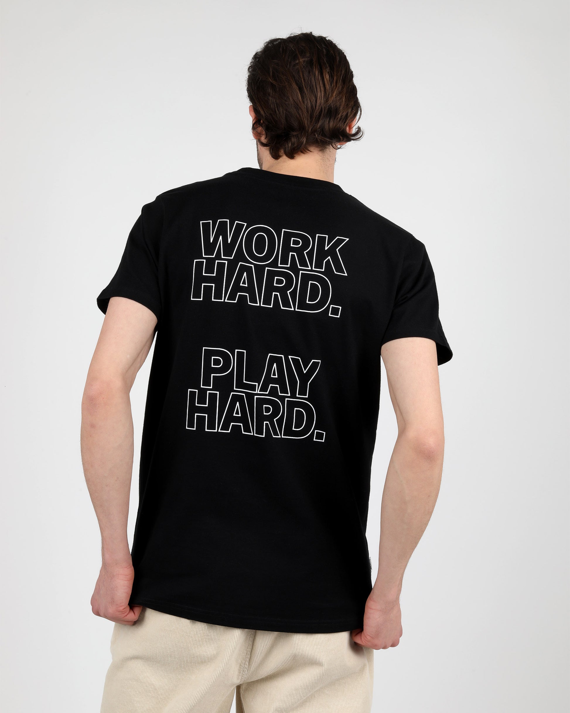chico de espalda con camiseta negra con palabras imprimidas en la espalda