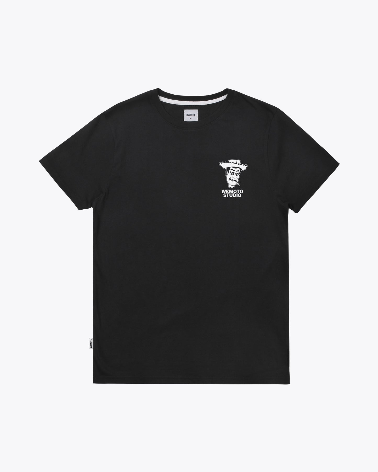 vsita frontal camiseta negra con logo en pecho derecho