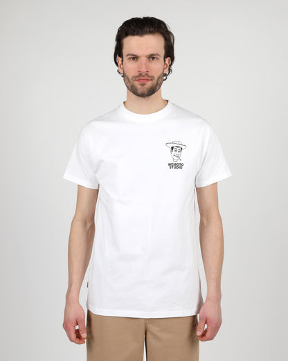 chico con camiseta blanca con logo negro en el pecho derecho