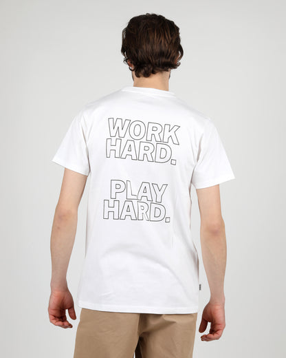chico de espalda con camiseta blanca con palabras imprimidas en la espalda