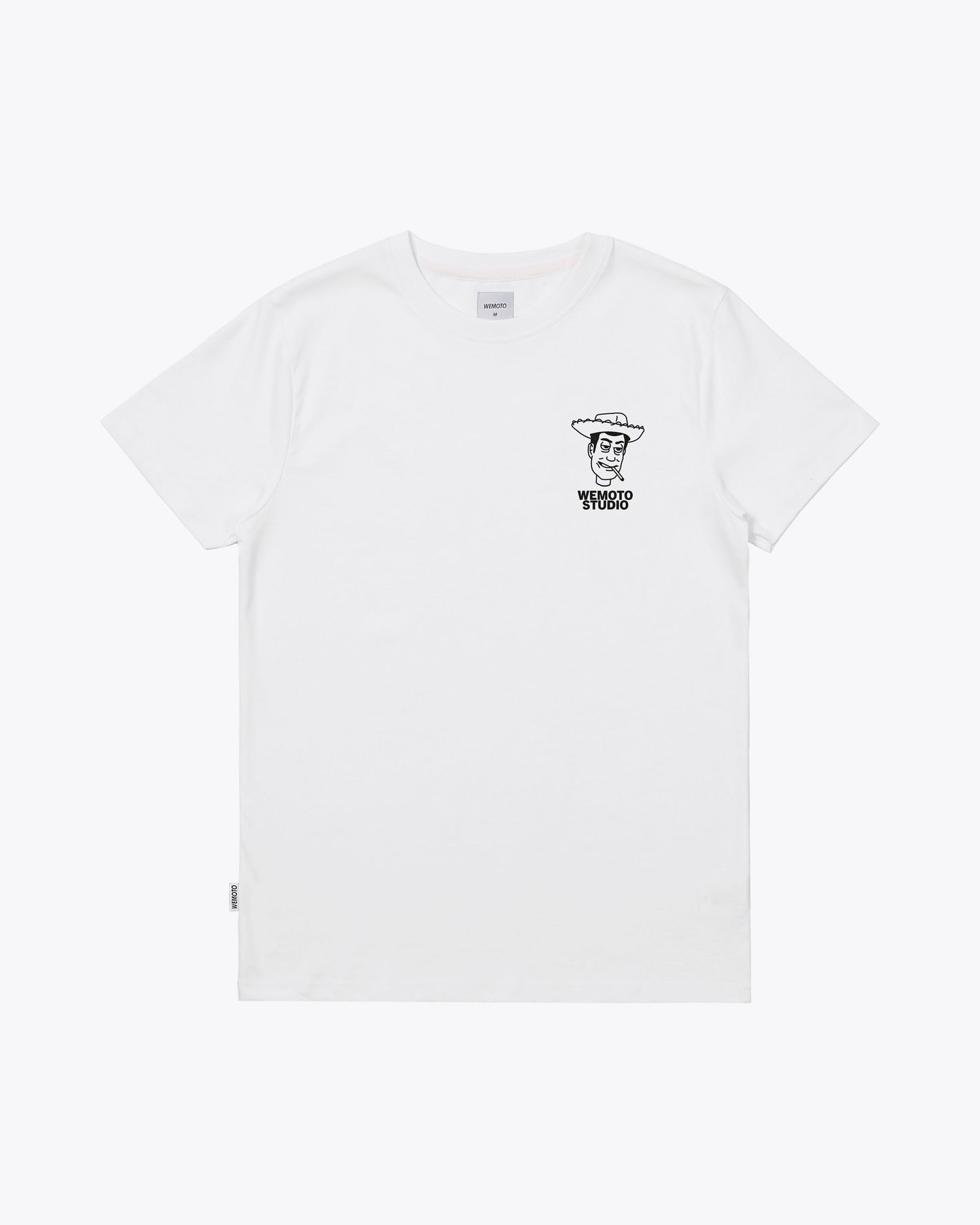 camiseta blanca con logo y dibujo en pecho derecho