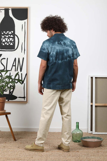 imagen de espalda del modelo con la camisa whistler en verde oscuro tie-die